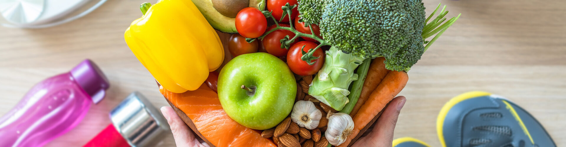 Assiette en forme de coeur avec des aliments sains