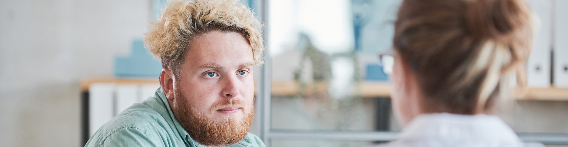 Homme en surpoids en consultation avec une infirmière