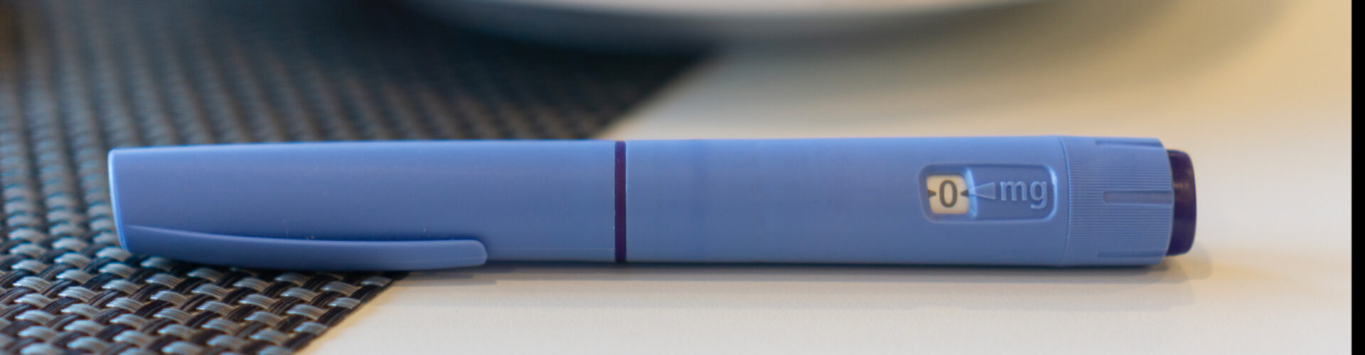 Stylo glp 1 avec assiette nourriture bandeau