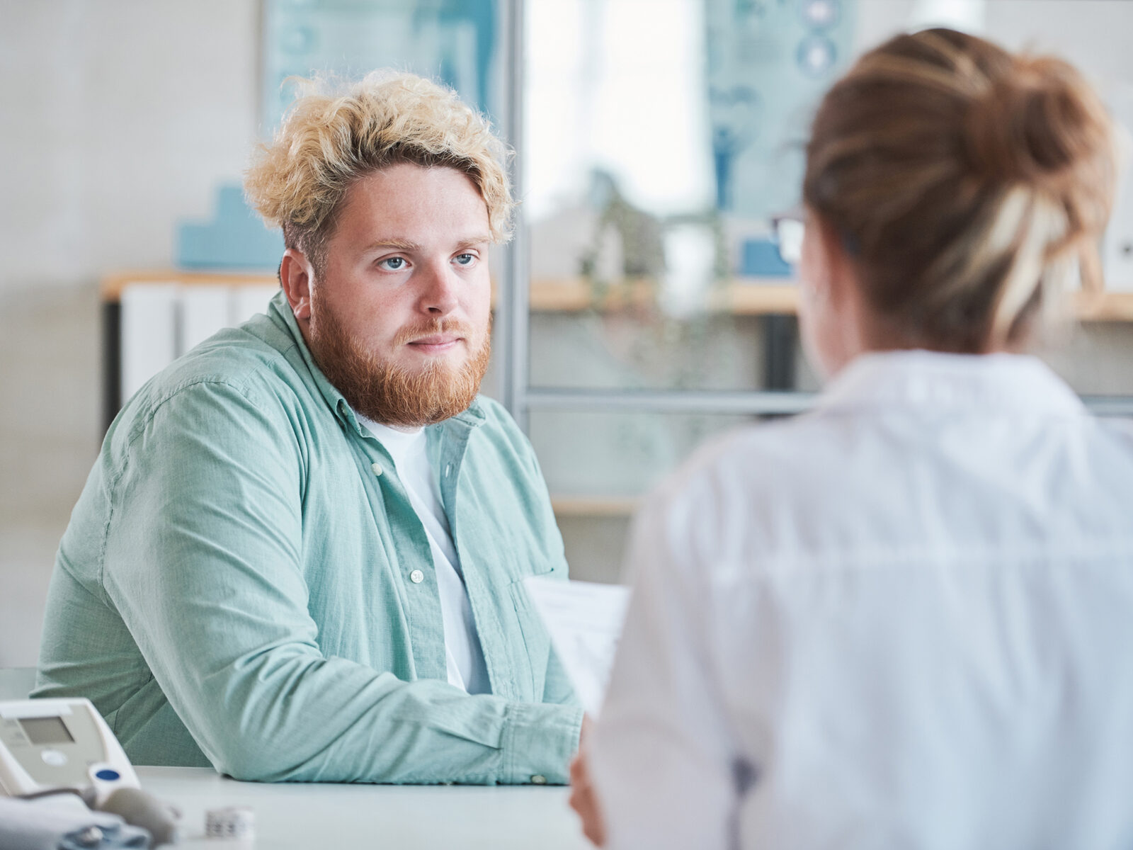 Homme en surpoids en consultation avec une infirmière
