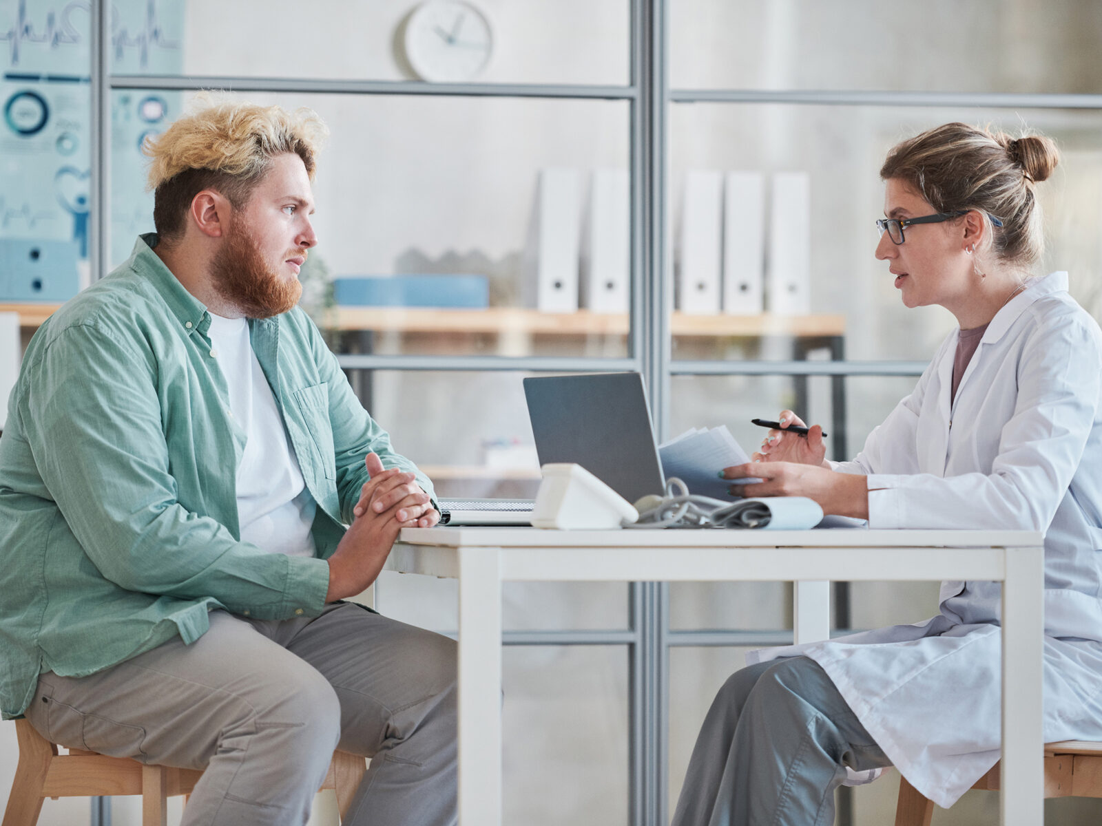 Homme en surpoids en consultation d'éducation thérapeutique